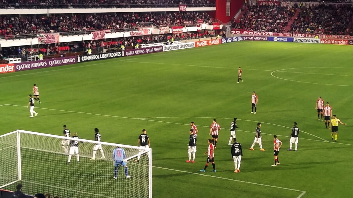 Estudiantes x Flamengo hoje: horário, onde assistir e desfalques da semifinal