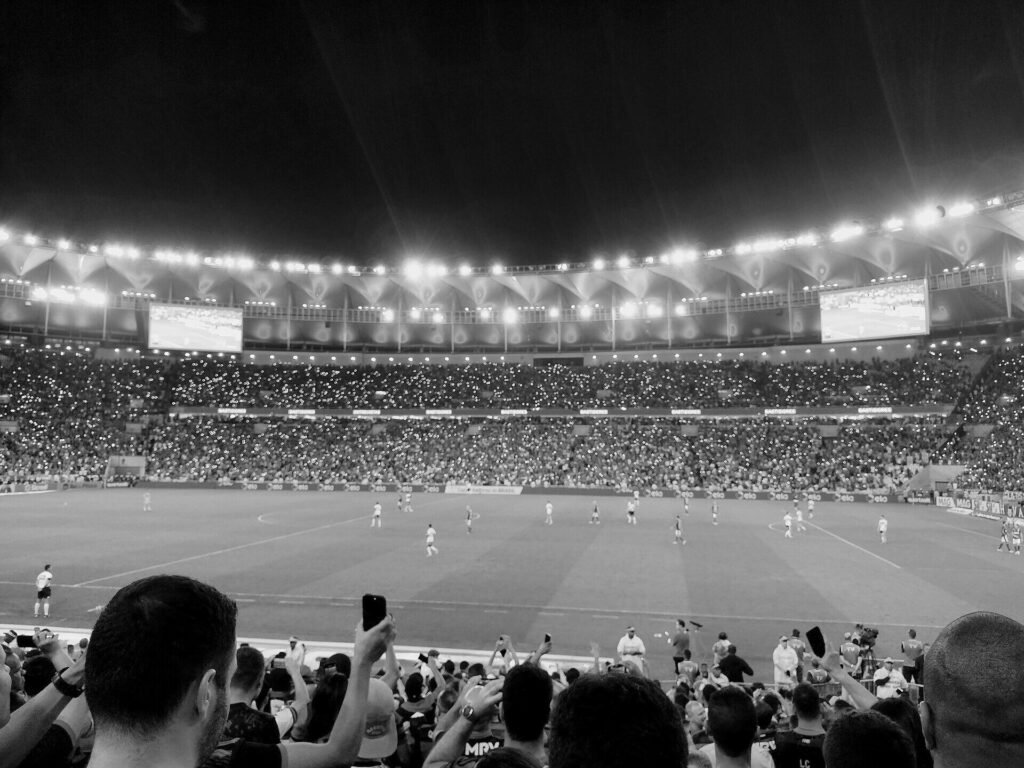 Estádio do Maracanã cheio, em preto e branco, durante jogo do Flamengo
