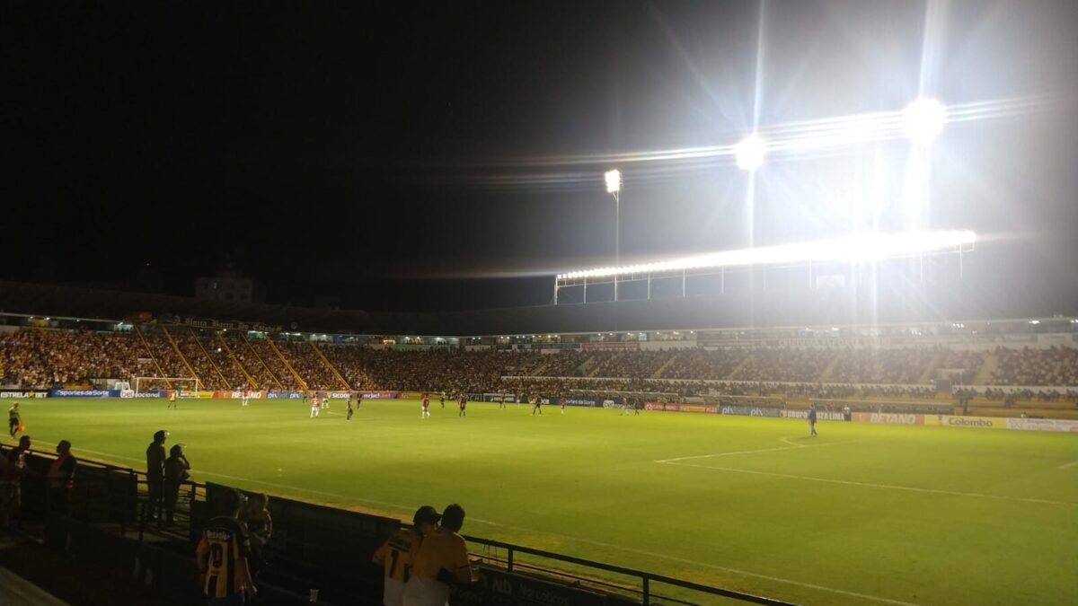 Criciúma x América-MG: jogo é às 19h30 desta segunda, na ESPN e no Disney+