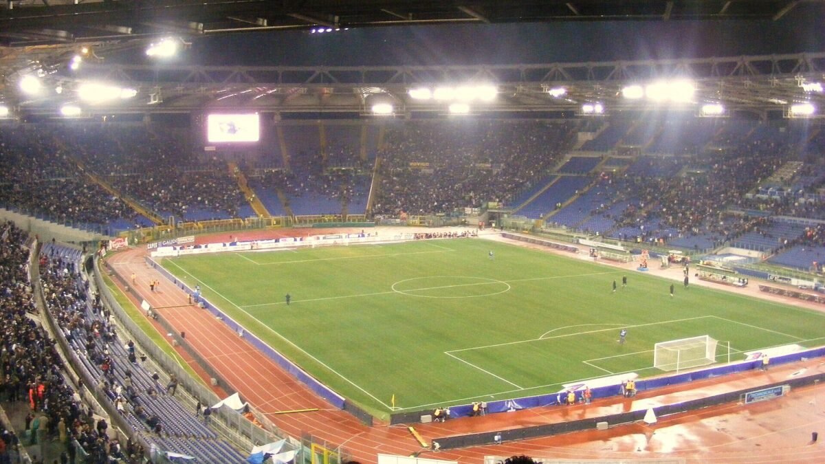 Roma vence o Cagliari por 4 a 2 com gols de Mora e Malen no fim
