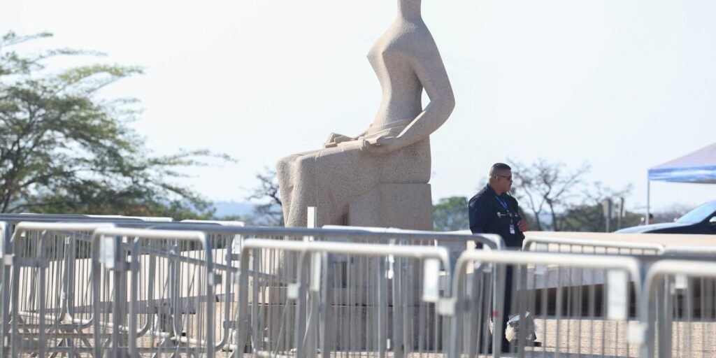 Estátua da Justiça em frente ao prédio do Supremo Tribunal Federal (STF), em Brasília