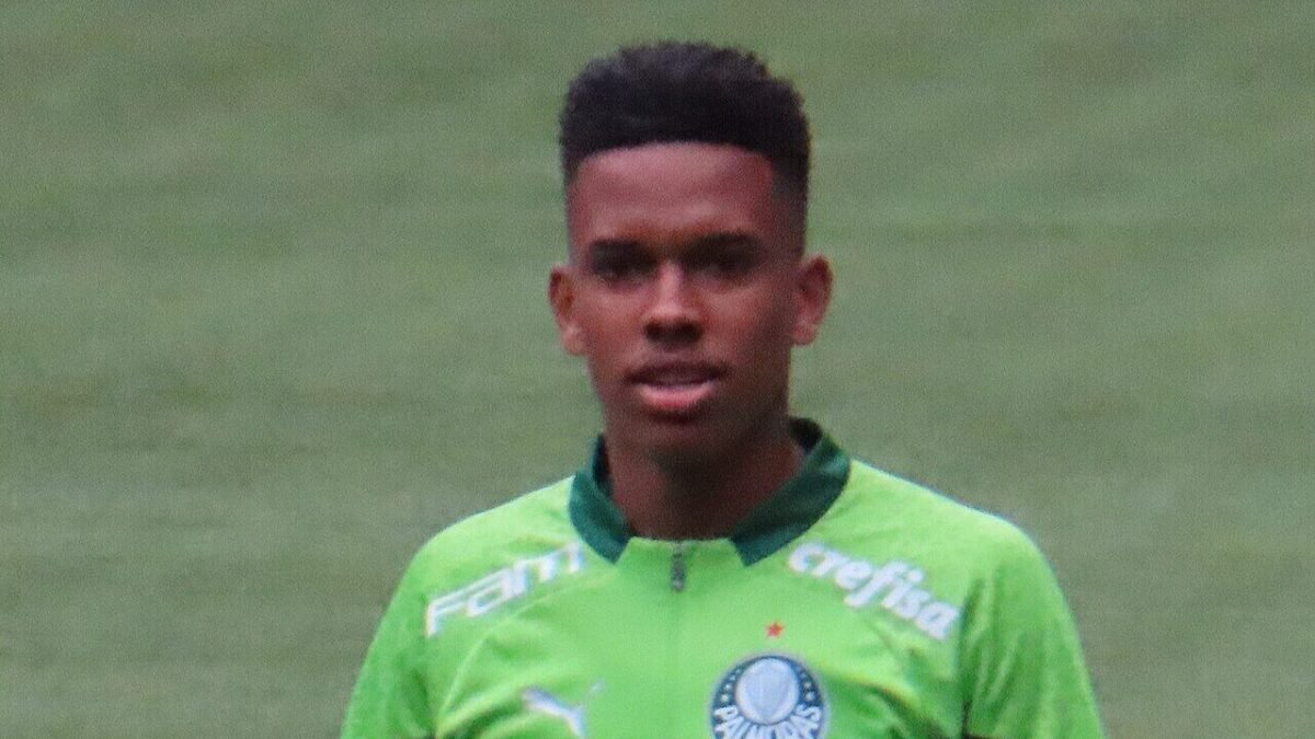 Chelsea ainda vê Estêvão como intocável, apesar de interesse do Barcelona