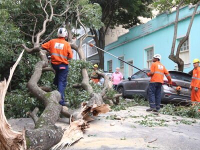 Temporal derruba parte do teto de supermercado e mata uma pessoa em Araçatuba