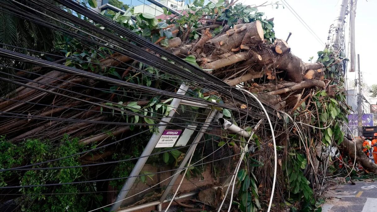 Temporal derruba capela centenária em Rebouças e destelha barracão em Goioerê (PR)