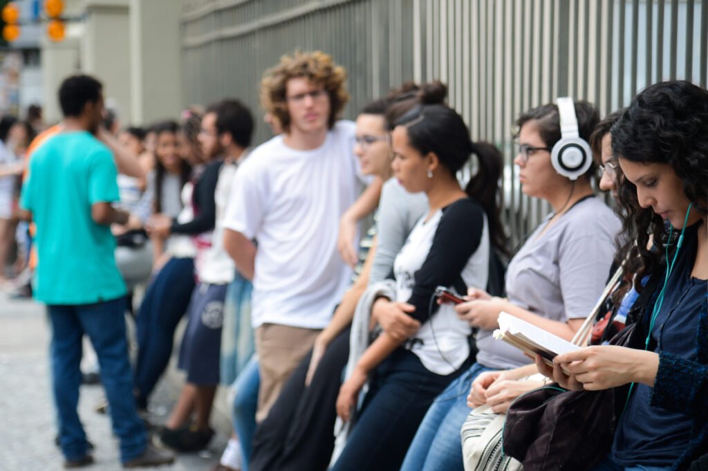 Estudantes chegam ao Colégio Santo Inácio, em Botafogo, para o segundo dia de provas do Enem 2016