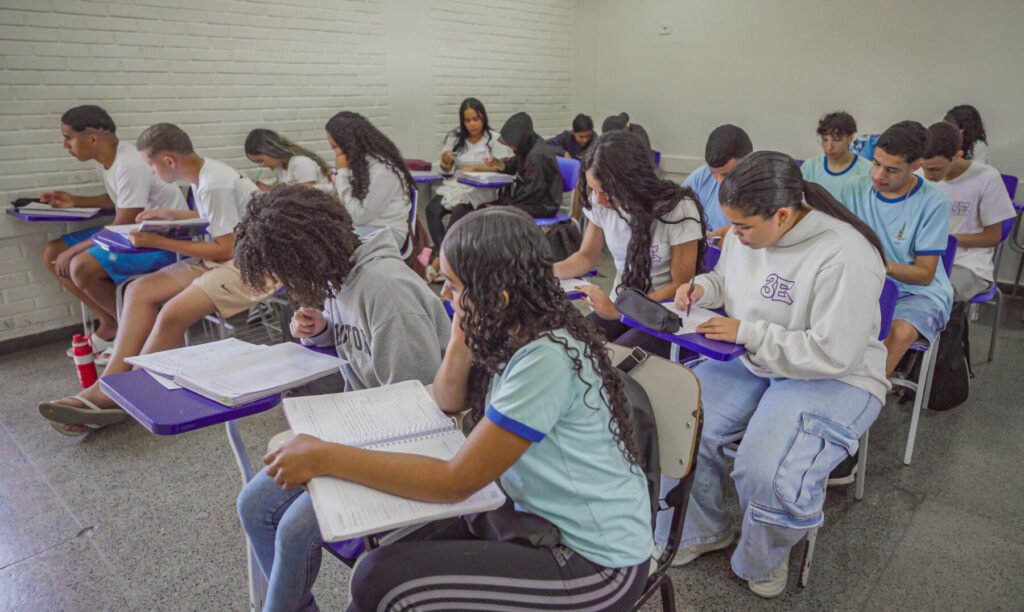 Estudantes do ensino médio em sala de aula