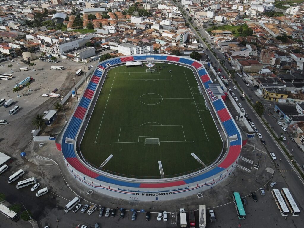 Fábio Mitidieri em cerimônia de entrega do estádio Mendonção, em Itabaiana (SE)