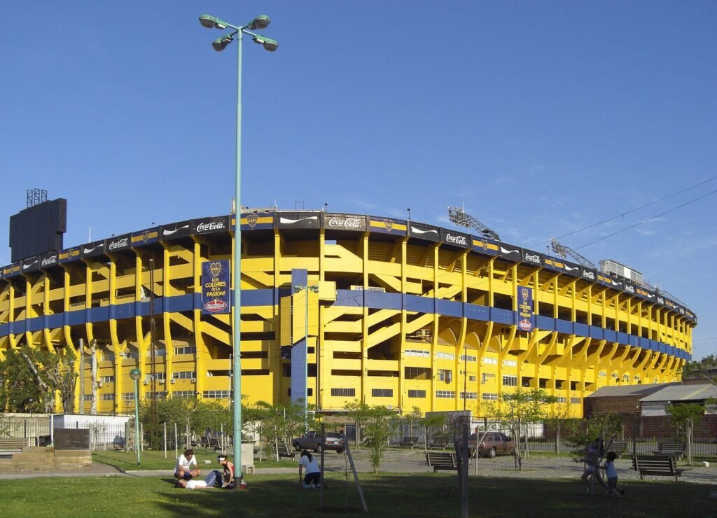 Fachada amarela e azul do estádio La Bombonera