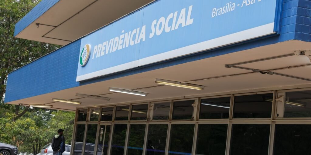Fachada azul de agência da Previdência Social em Brasília