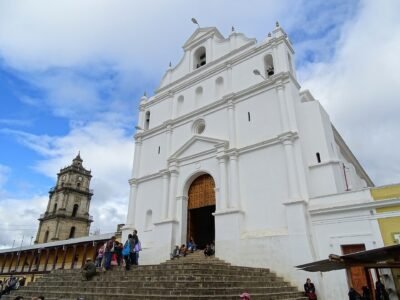 Adolescente de 15 anos acorda dentro do caixão durante velório na Guatemala