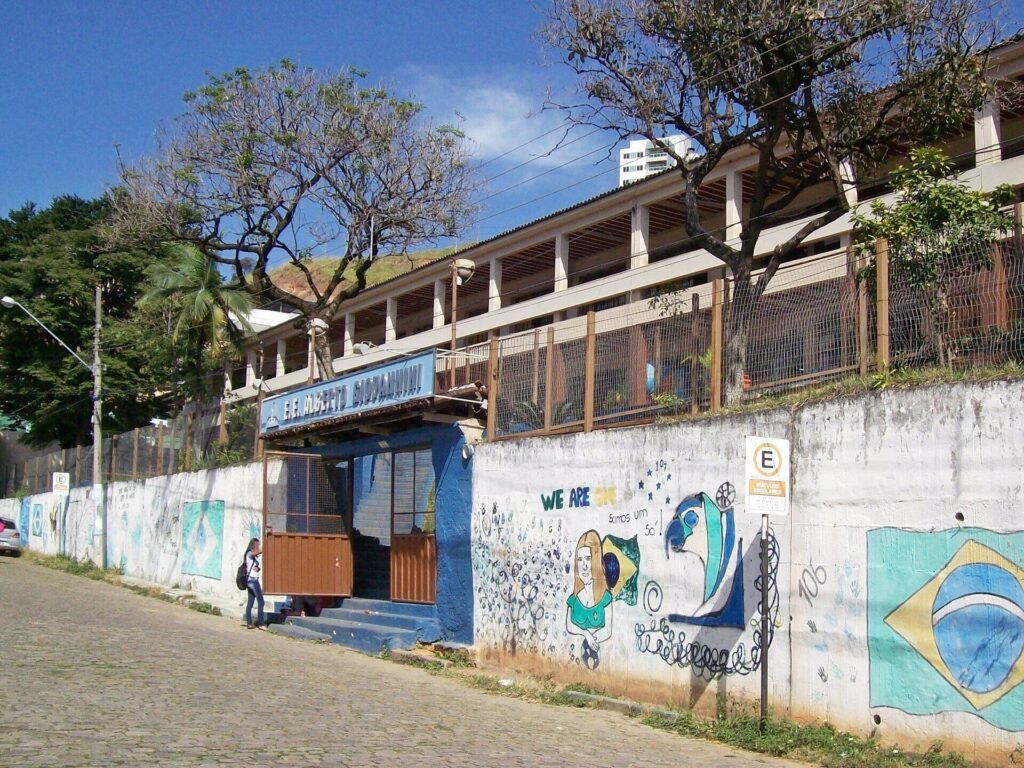 Fachada da Escola Estadual Alberto Giovannini, em Coronel Fabriciano (MG)