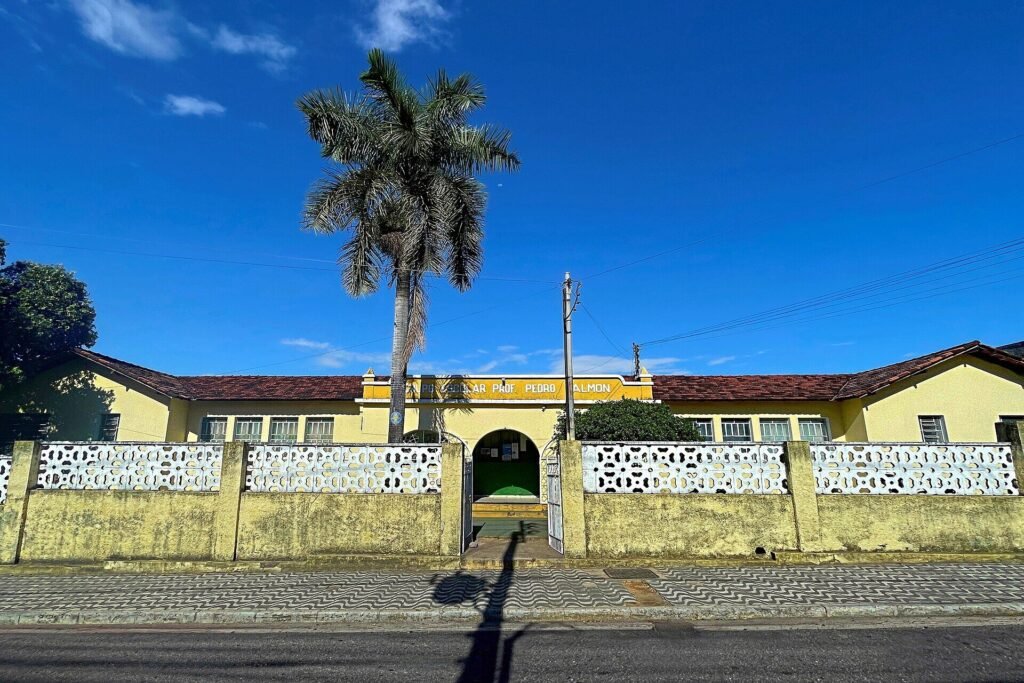 Fachada da Escola Estadual Professor Pedro Calmon, em Coronel Fabriciano (MG)