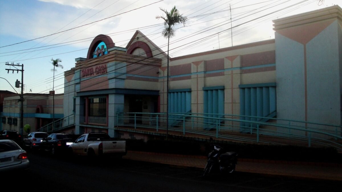 Chuva alaga ruas e corredores da Santa Casa de Sertãozinho (SP)
