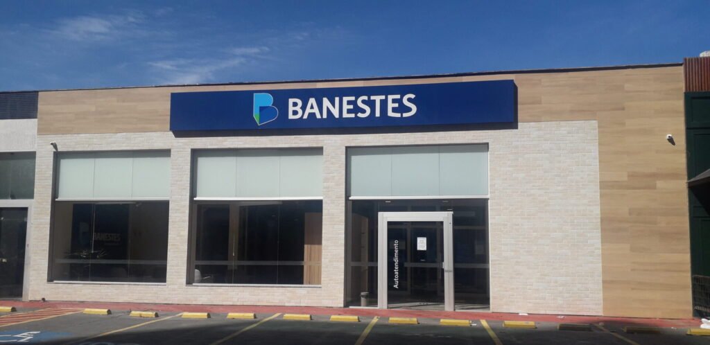 Fachada de agência do Banestes com letreiro azul