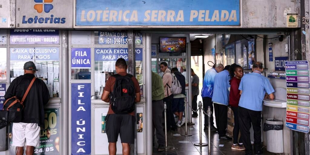 Fachada de casa lotérica com apostadores no balcão