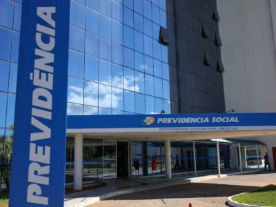 Flávio Bolsonaro nega corte em aposentadorias e diz que reajuste será acima da inflação