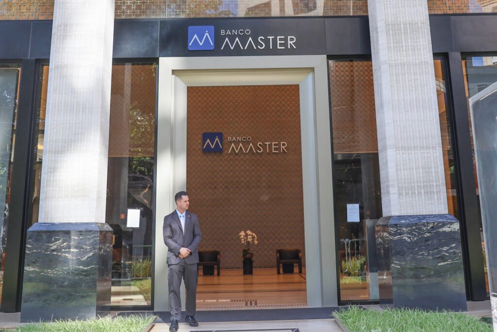 Fachada do Banco Master, na rua Elvira Ferraz, no Itaim Bibi, em São Paulo