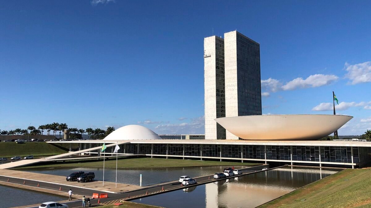Flávio Bolsonaro defende fim da reeleição e diz que Congresso definirá mandato de 4 ou 5 anos