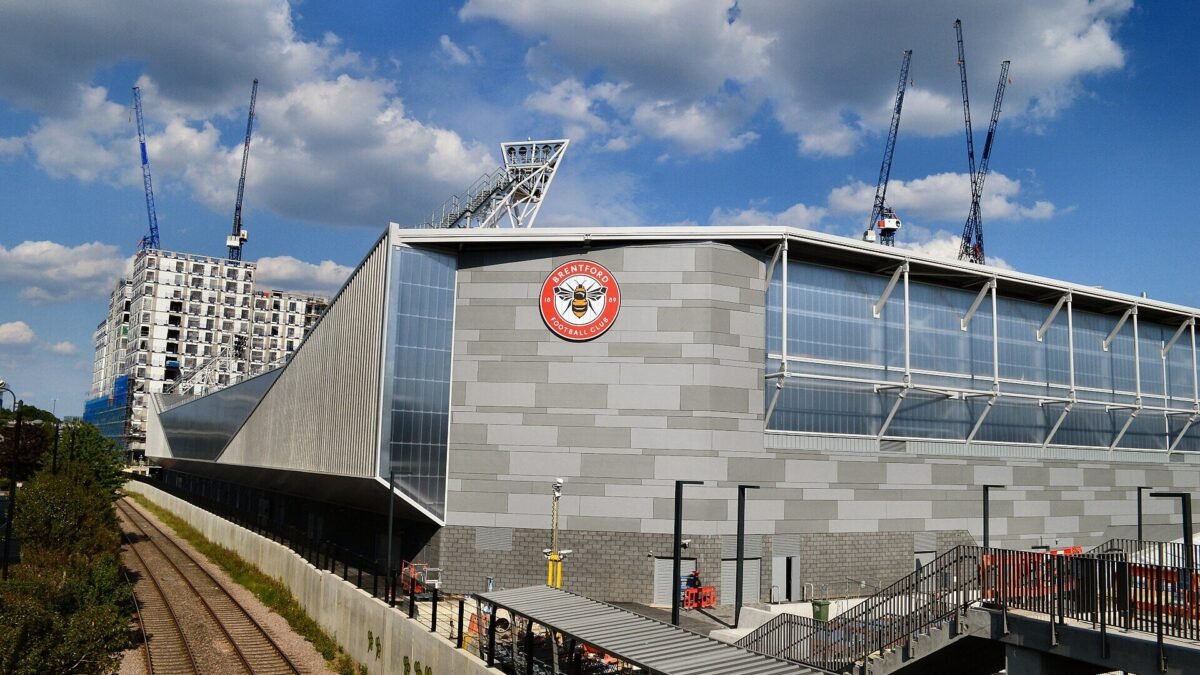 Brentford x Liverpool, às 11h, tem Wirtz e Koumas entre os titulares; Disney+ transmite