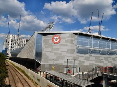 Brentford x Liverpool, às 11h, tem Wirtz e Koumas entre os titulares; Disney+ transmite