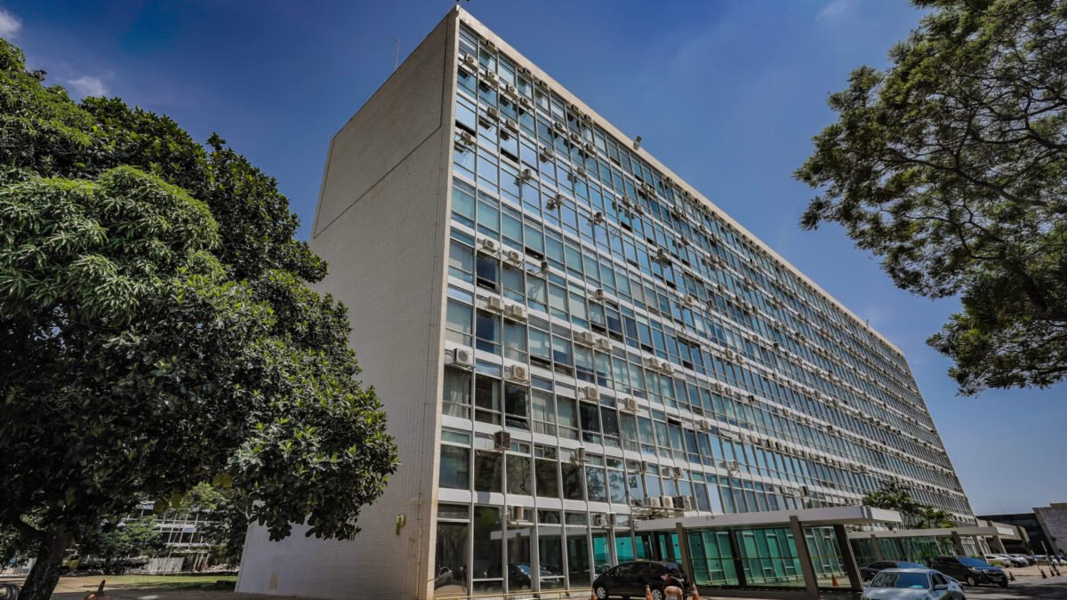 Tesouro cancela leilões e recompra até 15 milhões de títulos após juros dispararem