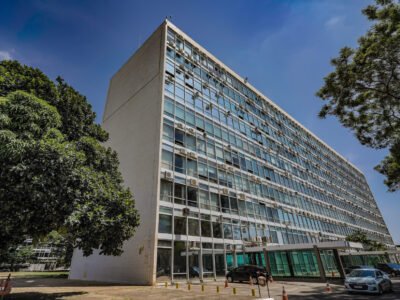 Tesouro cancela leilões e recompra até 15 milhões de títulos após juros dispararem