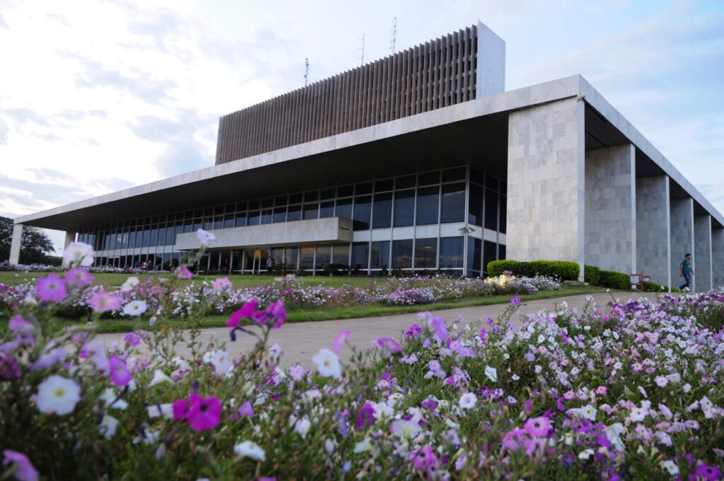 Fachada do Palácio do Buriti com canteiro de flores em primeiro plano