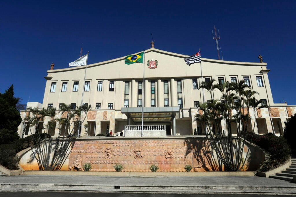Fachada do Palácio dos Bandeirantes com bandeiras hasteadas