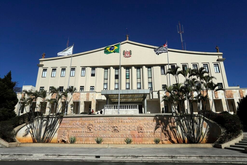 Fachada do Palácio dos Bandeirantes, sede do governo do estado de São Paulo