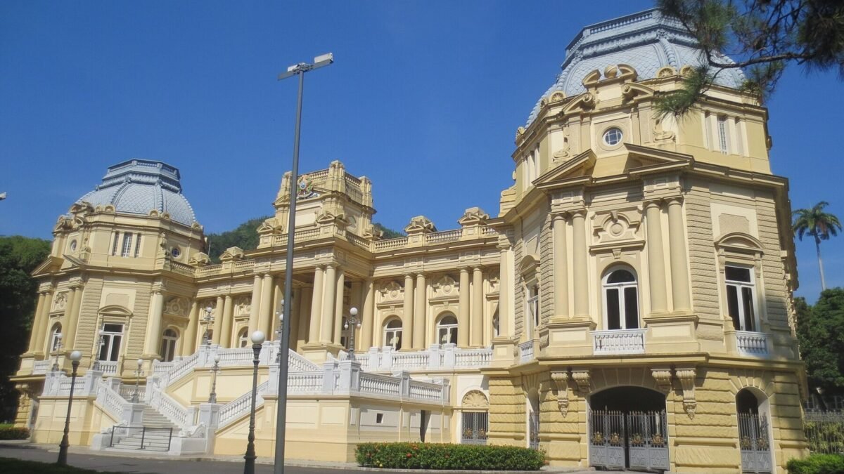 Douglas Ruas lidera para governador no Rio de Janeiro; veja senadores e deputados eleitos