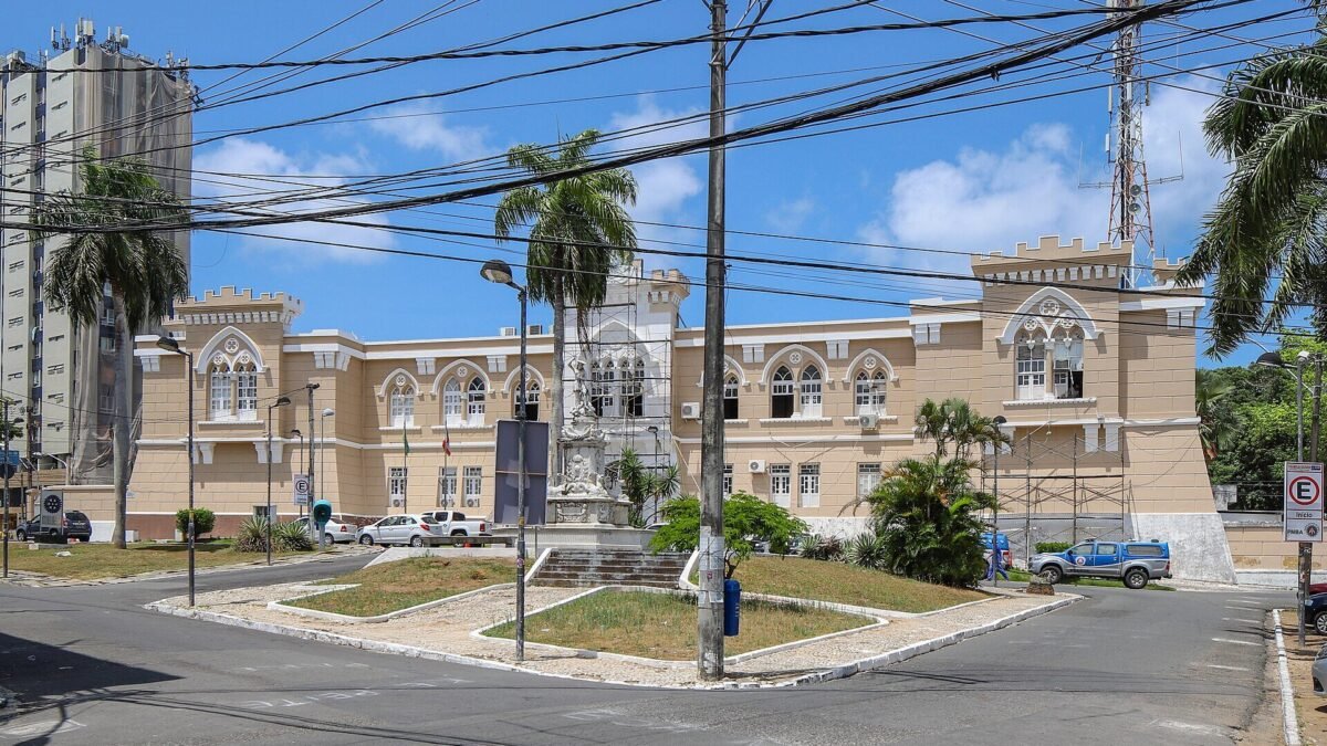 Bebê de 11 meses é sequestrado em praça na Bahia e achado em cabana em Ilhéus