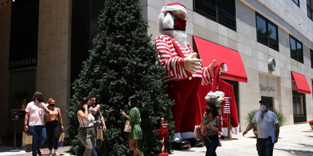 Fachada do shopping Iguatemi, em São Paulo, com decoração de Natal