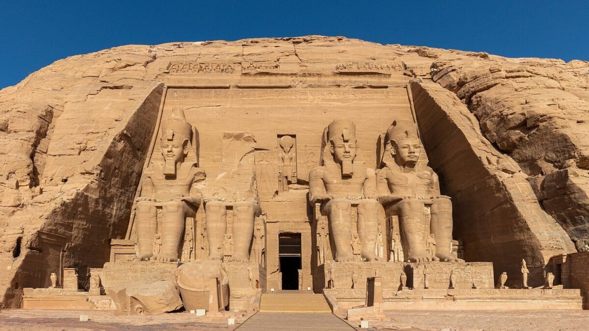 Estátuas gigantes ligadas a Ramsés II são achadas no Egito após morador achar bloco