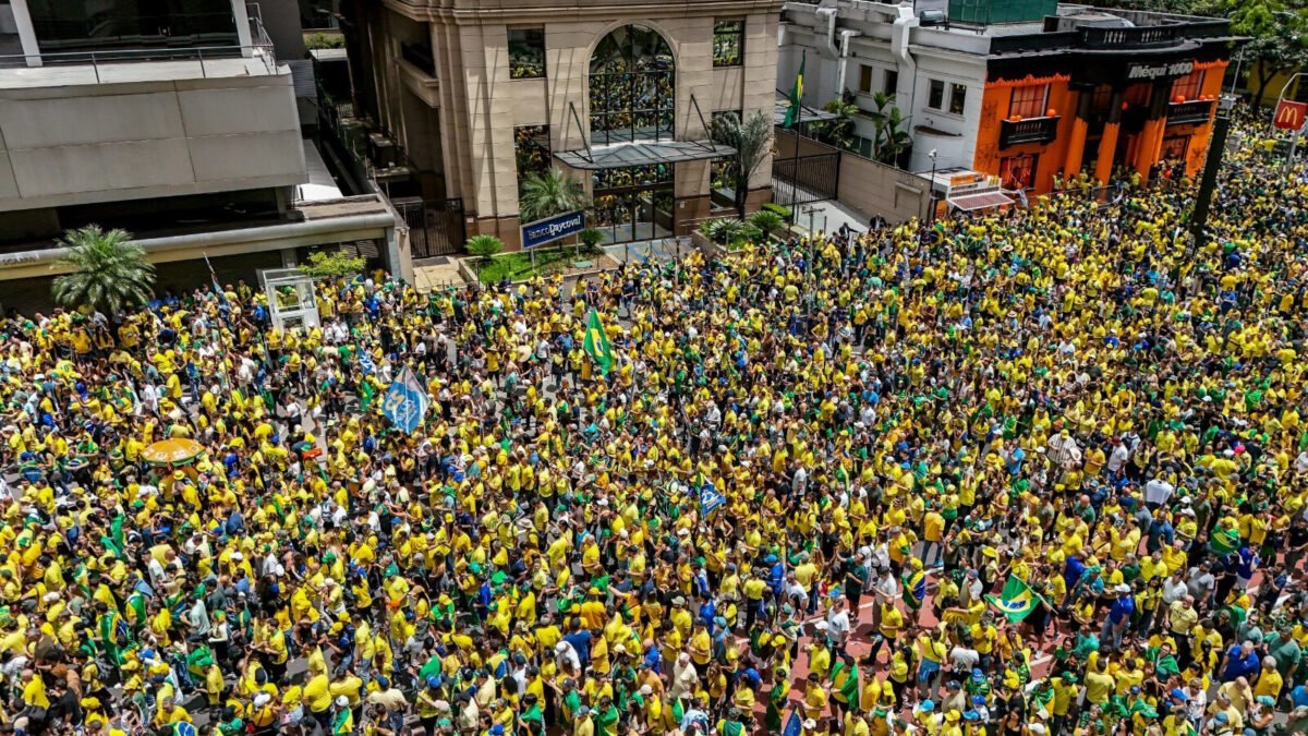 Ato musical em Copacabana reúne milhares com Caetano Veloso, Djavan e Marina Sena
