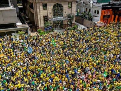 Ato musical em Copacabana reúne milhares com Caetano Veloso, Djavan e Marina Sena