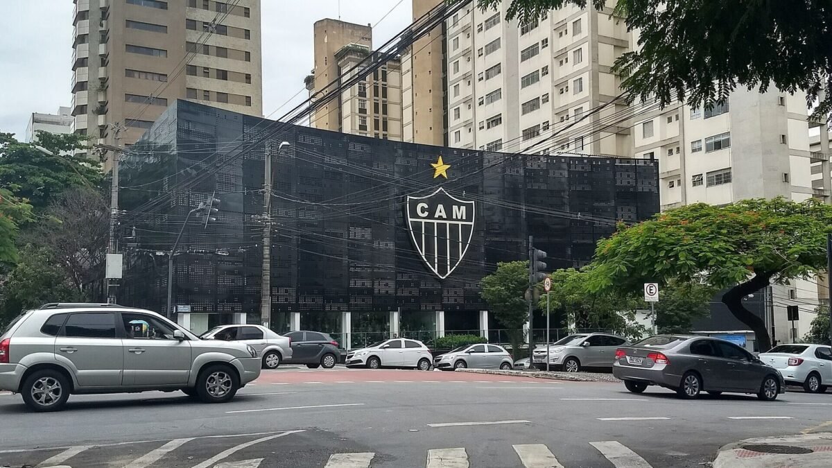 Vitão sai de ambulância e vira dúvida do Atlético-MG para semifinal contra o Grêmio
