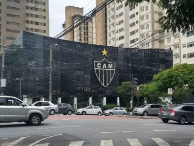 Vitão sai de ambulância e vira dúvida do Atlético-MG para semifinal contra o Grêmio