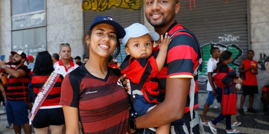 Família de torcedores do Flamengo comemora título da Copa Libertadores no centro do Rio de Janeiro, em novembro de 2025