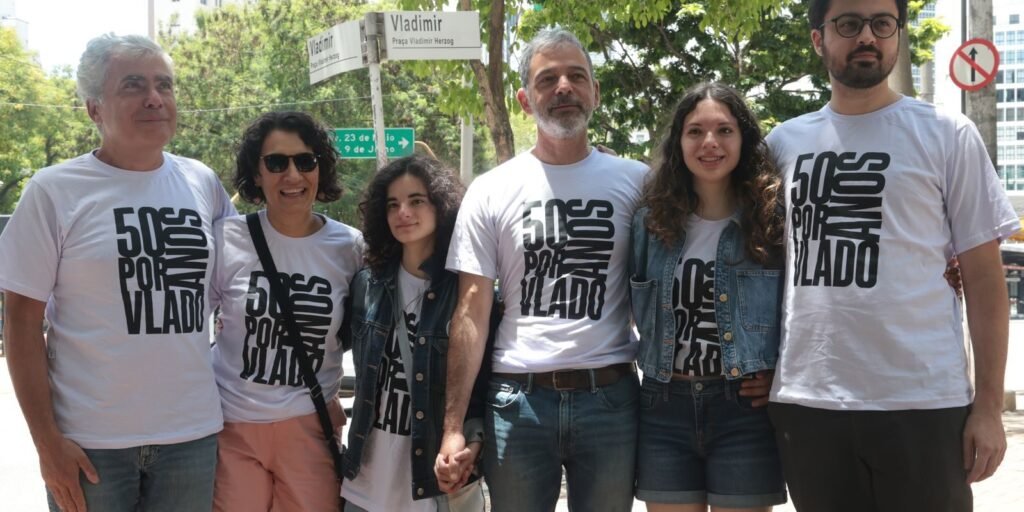 Família Herzog na inauguração do Calçadão do Reconhecimento, na Praça Memorial Vladimir Herzog, em São Paulo