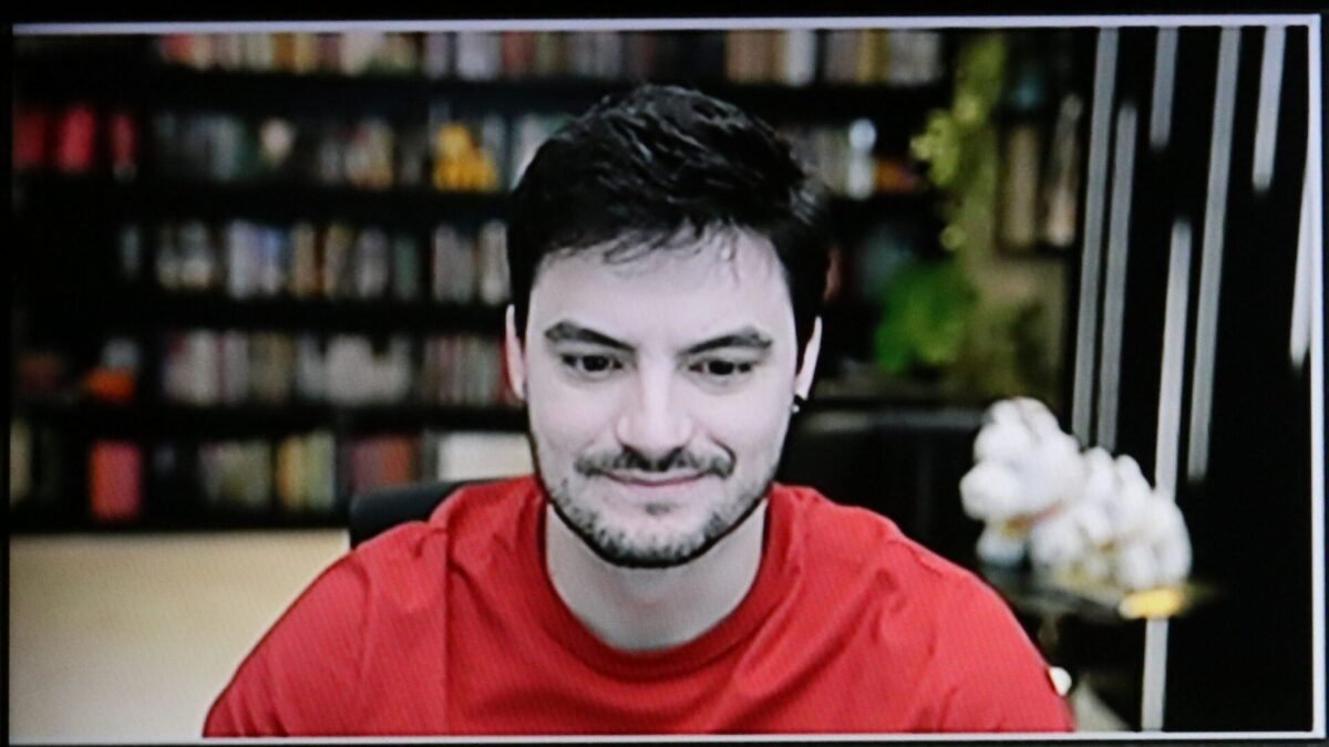 Felipe Neto se casa no civil com Juliane Carvalho, 14 anos mais nova