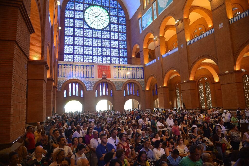 Fiéis lotam o interior da Basílica de Aparecida