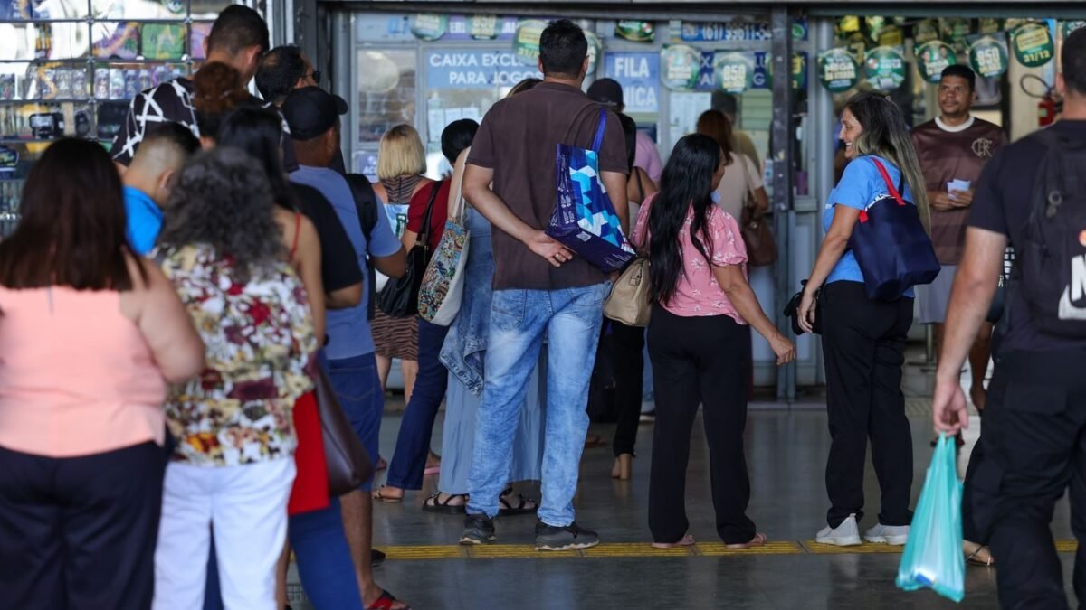 Mega-Sena de R$ 185 milhões: quanto rende por mês na poupança e no CDB