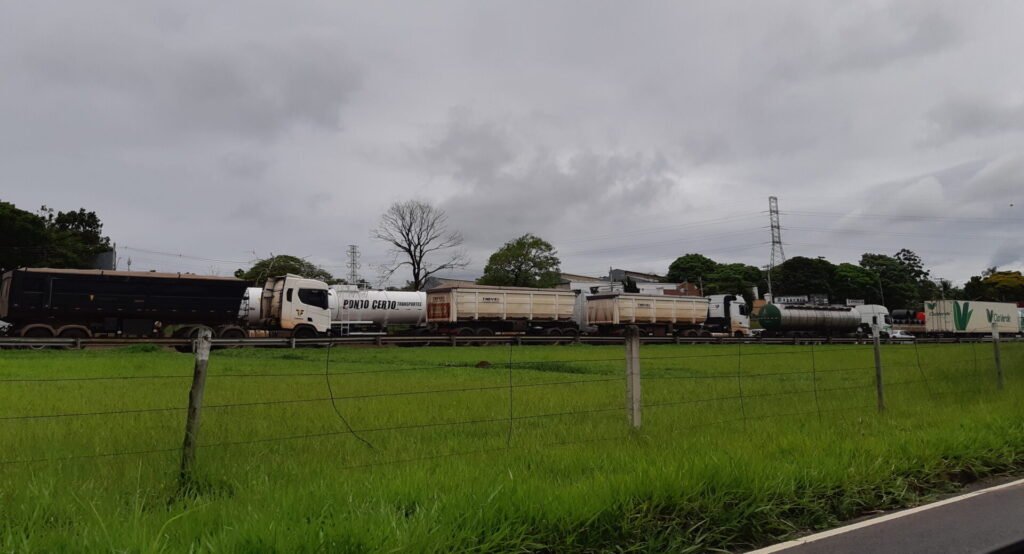 Fila de caminhões parados na rodovia Presidente Dutra