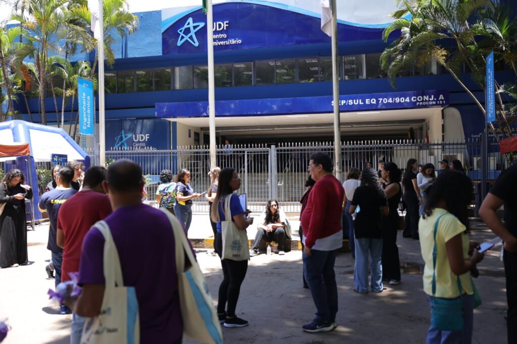 Fila de candidatos em frente a local de prova do Enem em Brasília