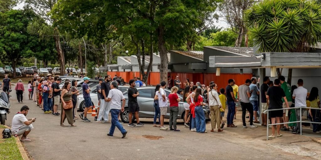 Fila de eleitores do lado de fora de uma escola em Brasília