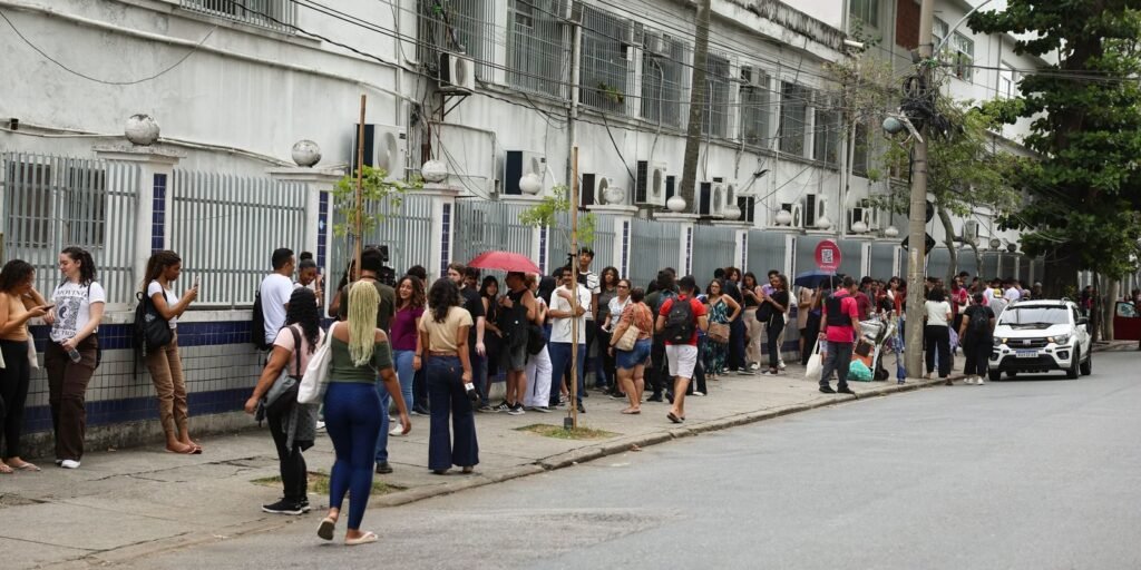 Fila de estudantes na calçada diante de escola no Rio de Janeiro