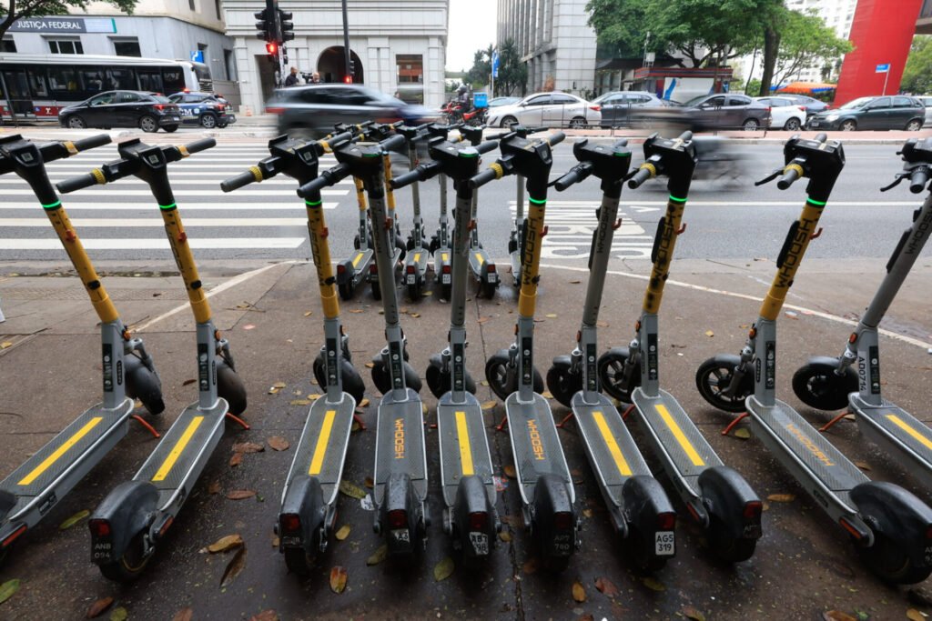 Fila de patinetes elétricos de aluguel estacionados