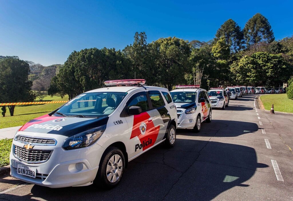 Fila de viaturas brancas e vermelhas da PM paulista