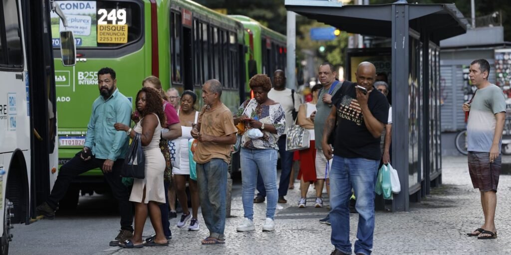 Fila em ponto de ônibus no Largo da Carioca