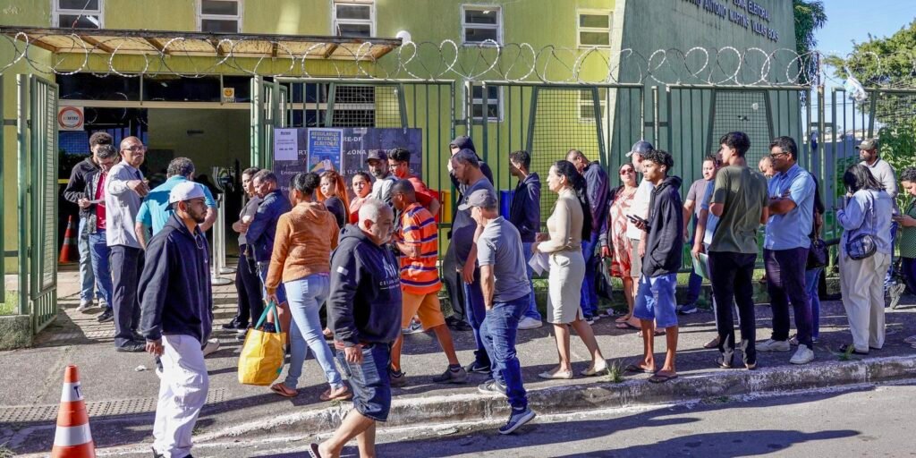 Fila no Tribunal Regional Eleitoral para regularizar o título de eleitor, em Brasília
